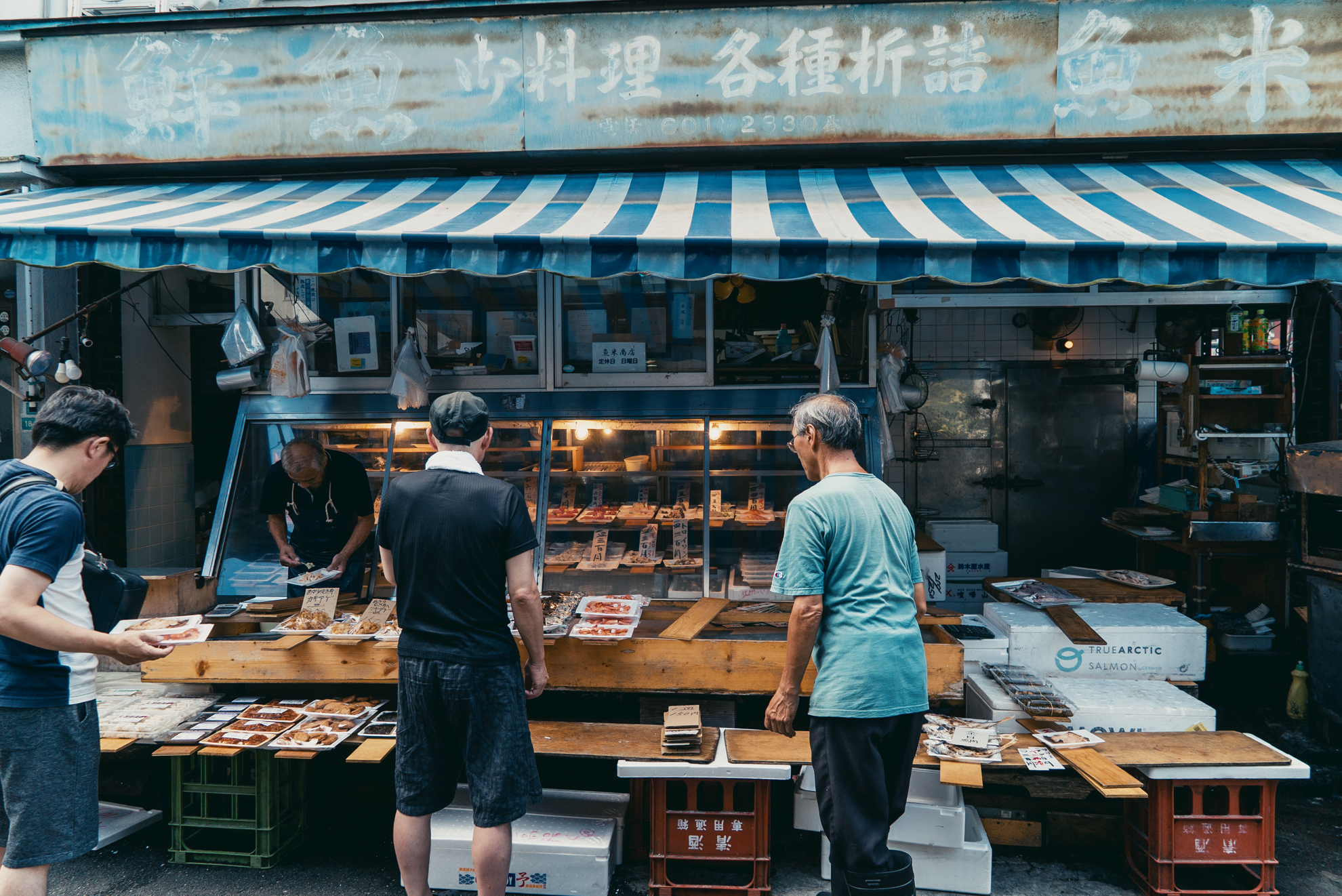 魚米商店の店頭
